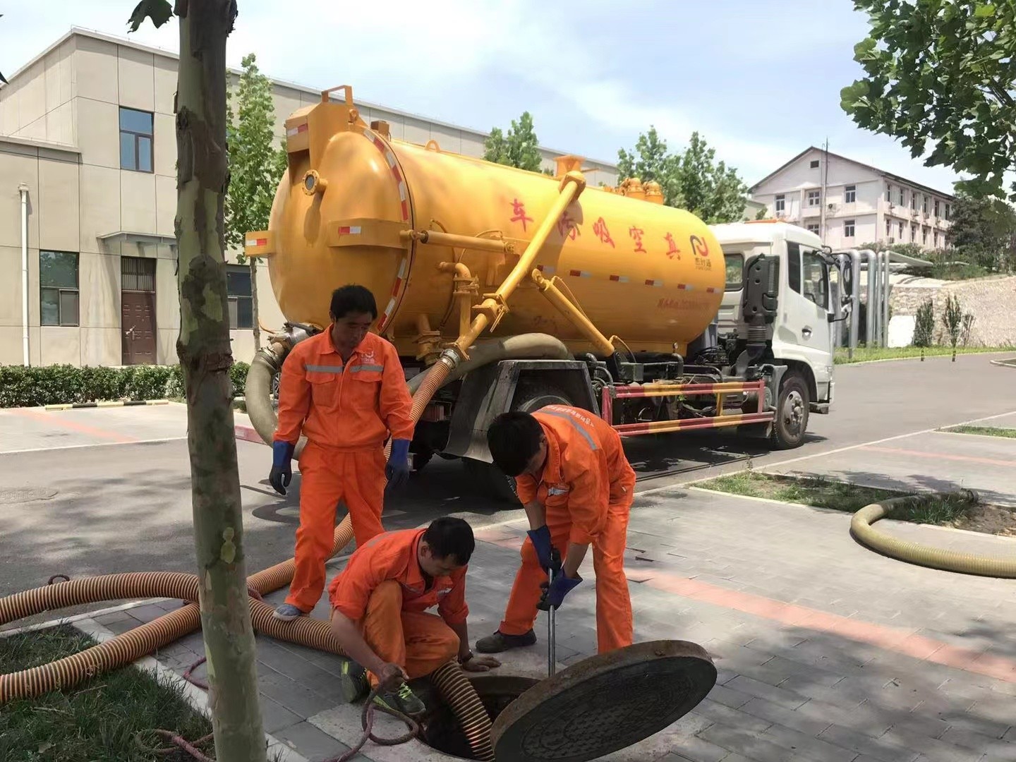 新绛管道疏通车停在窨井附近